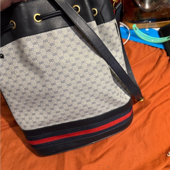 Gucci Stylish Black and Gray Bucket Bag - Picture 2 of 13